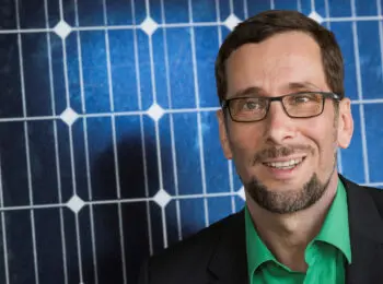 Prof Dr. Volker Quaschning vor einem Solar-Panel