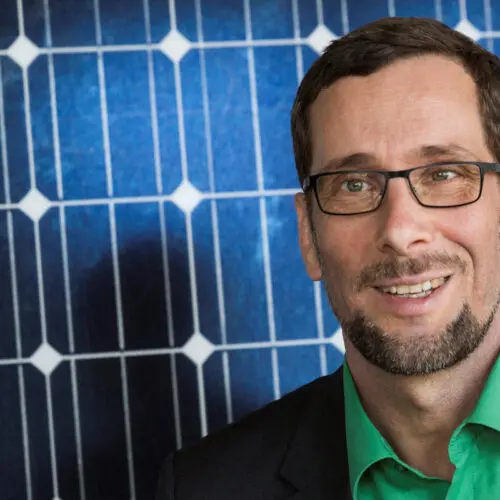 Prof Dr. Volker Quaschning vor einem Solar-Panel